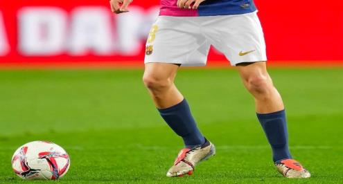 عودة إلى الأصول.. لماذا ظهر برشلونة بـ"الشورت" الأبيض أمام لاس بالماس؟ (صورة)